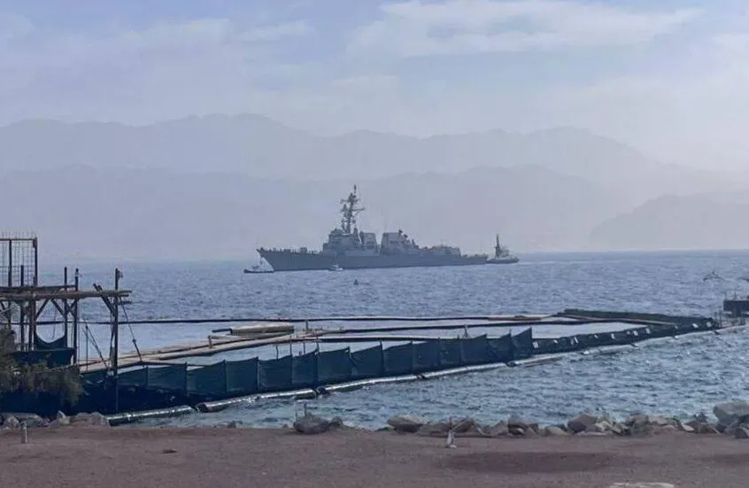 مدمرة تابعة للبحرية الأمريكية ترسو في ميناء إيلات